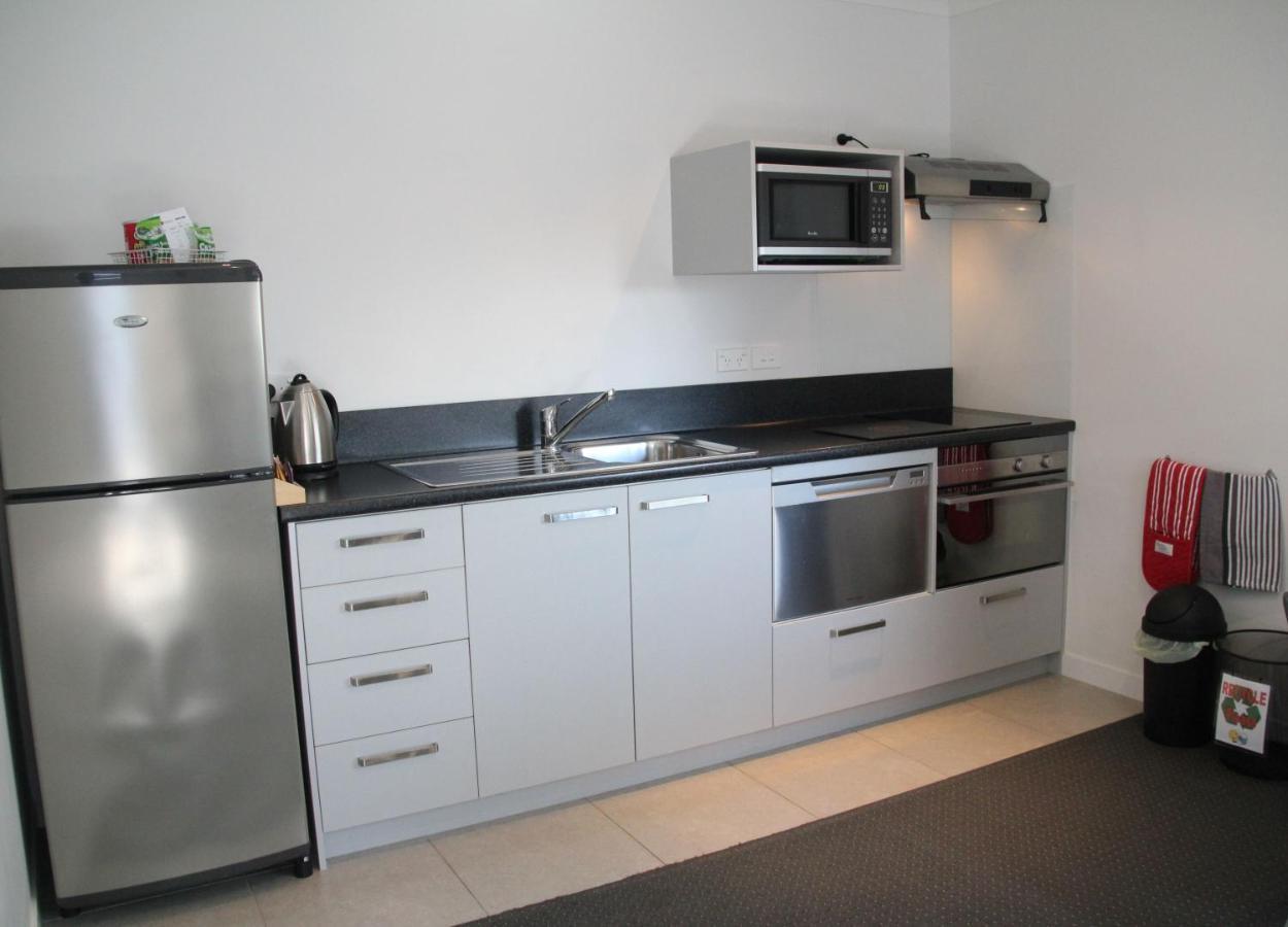 Pukekura Motor Lodge New Plymouth Exterior photo A kitchen in a student apartment