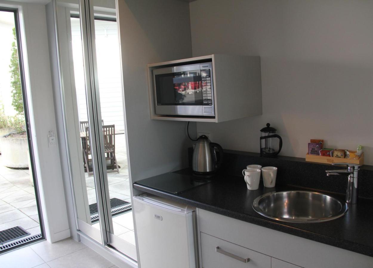 Pukekura Motor Lodge New Plymouth Exterior photo A microwave oven in a kitchen
