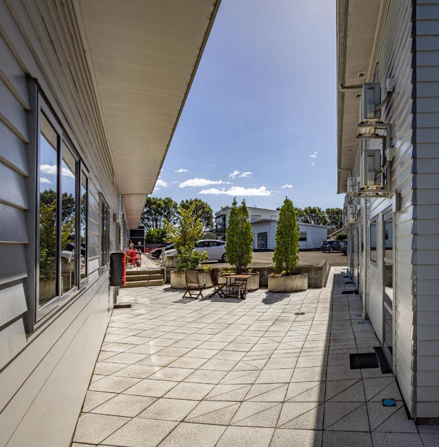 Pukekura Motor Lodge New Plymouth Exterior photo The courtyard of the school