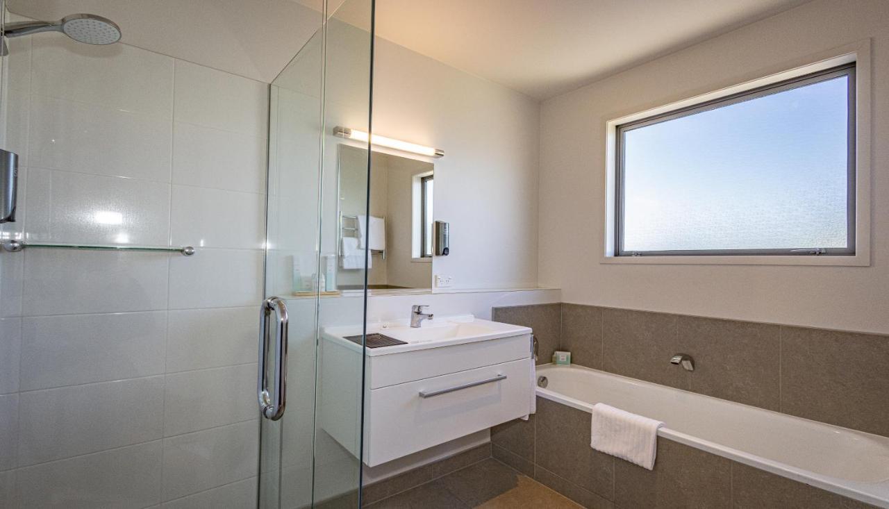 Pukekura Motor Lodge New Plymouth Exterior photo A modern bathroom